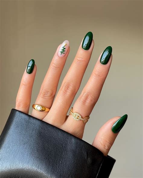 Get Festive with 25 Green Christmas Nail Ideas in 2024