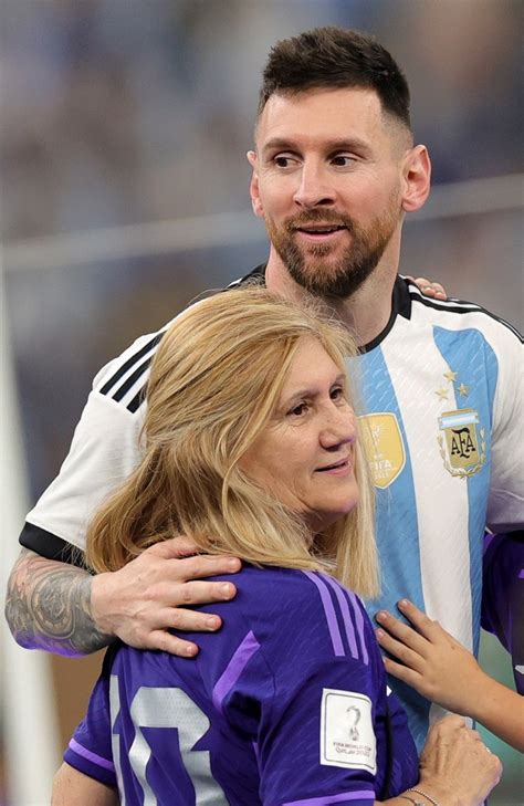 A pizzeria in Rosario showed a photo with Celia, Messi's mother, and ...