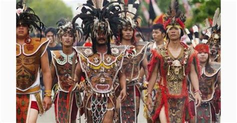 Suku Dayak, Asal Usul, dan Kebiasaannya