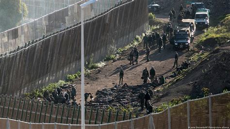 Thousands of migrants storm fence at Morocco-Spain border – DW – 06/24/2022