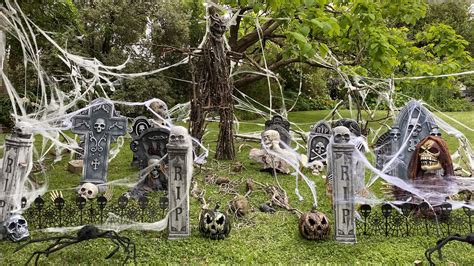 Halloween Cemetery — Chic Party Ideas