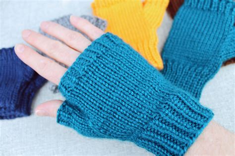 Simple Fingerless Glove Knitting Pattern - PurlsAndPixels