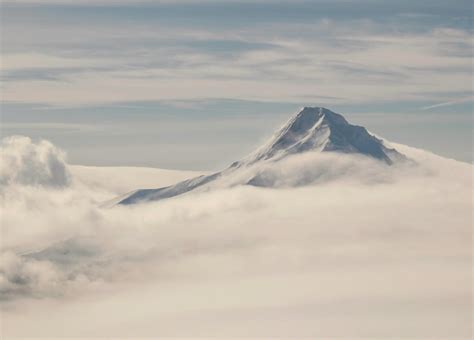 Mount Hood fly by. Mount Hood, Oregon. [OC] [3553 x 2556] : r/EarthPorn