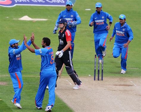 Indian team celebrate Cook wicket – crickethighlights.com