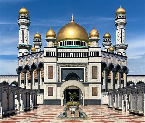 7 Marvelous Mosques To Visit In Brunei [Saifuddien, Bolkiah + Others ...