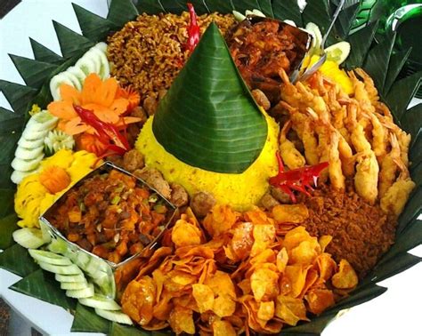 Tumpeng Nasi Kuning with various side dishes | Ide makanan, Resep ...