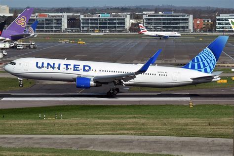 United Airlines Sweetens Voluntary Exit Package to Entice More Cabin Crew