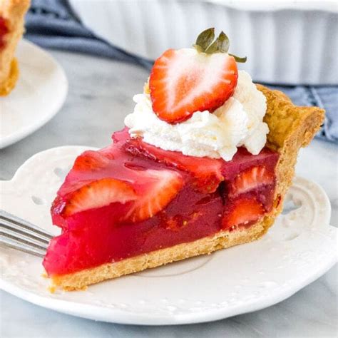 Easy Fresh Strawberry Jello Pie | YellowBlissRoad.com