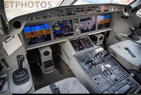 airbus a220 cockpit window