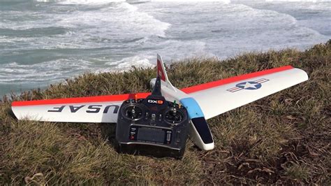 Small flying wing glider maiden flight. - YouTube