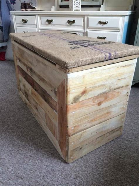 DIY Pallet Burlap Cushioned Ottoman | 99 Pallets