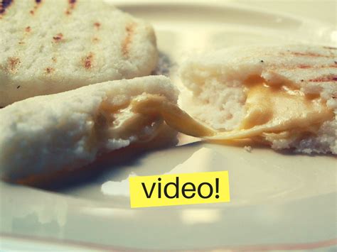 Receta de arepas colombianas de queso - Paulina Cocina