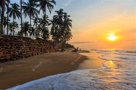 Premium Photo | Beach in cape coast, ghana. in the morning