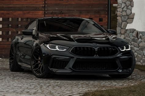 BMW M8 Competition: Schwarz, Schwarz & ein KW V4-Fahrwerk | 自動車, バイク, 車