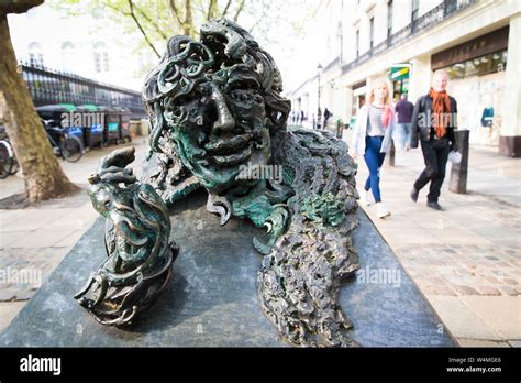 A conversation with Oscar Wilde Statue Stock Photo - Alamy