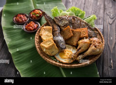 Tahu tempe penyet hi-res stock photography and images - Alamy