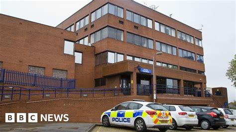 Woman 'locked' in Luton police station for two hours - BBC News