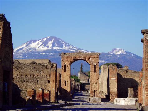 READER AT WORK : ROMAN CITY OF POMPEII