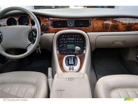 2000 Jaguar XJ XJ8 Oatmeal Dashboard Photo #69909089 | GTCarLot.com