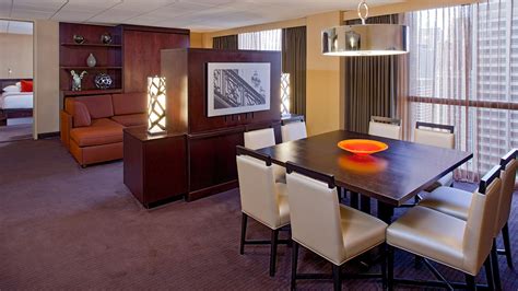 Spacious Hotel Suites in Downtown Chicago | Hyatt Regency Chicago