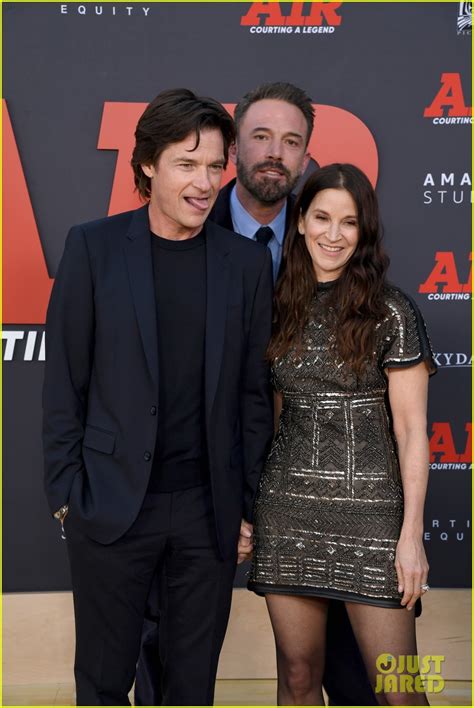 Ben Affleck Hilariously Photobombs Jason Bateman & His Wife Amanda Anka ...