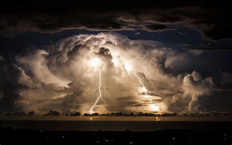 What Happens During a Lightning Storm? - EroFound