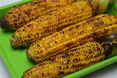 Resep jagung bakar bumbu pedas manis, bisa jadi ide makanan untuk malam ...