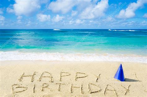 Signer « joyeux anniversaire » sur la plage de sable — Photo #33015777