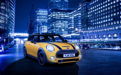 Photo mini Cooper yellow lights - free pictures on Fonwall