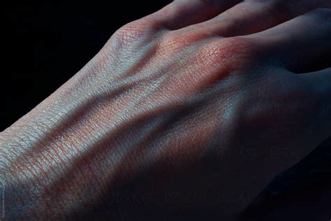 «Hand With Blue Blood Veins In The Dark Closeup» del colaborador de ...