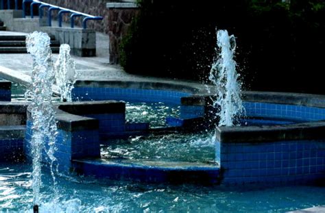 Water Features: 6 Varieties For Your Pool - FanScapingTastic