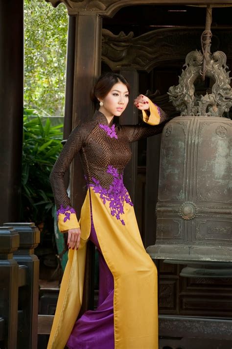 Viet Nam: food and culture : Vietnamese traditonal women's dress: Ao Dai