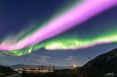 Crack in Earth's magnetic field causes pink aurora borealis!