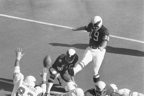 Former Eagles kicker Tom Dempsey dies of coronavirus at 73; set team ...