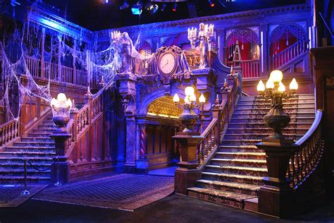 This Disney Fan Converts Their House into the Haunted Mansion Every ...