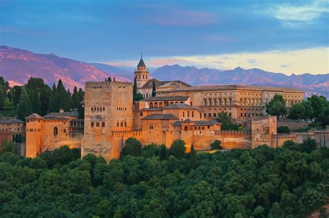 La Alhambra: descubre la opulenta belleza de este complejo monumental