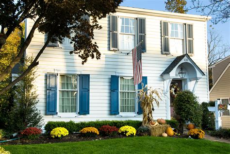 What Color Shutters Look Best On A White House