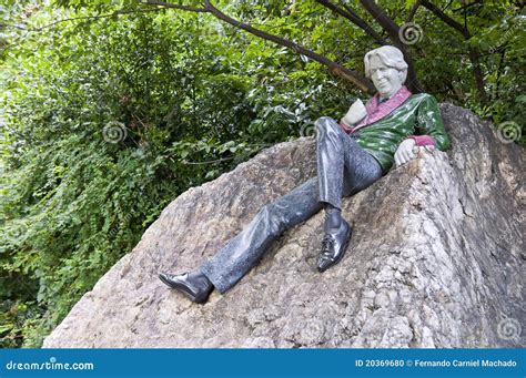 Statue of Oscar Wilde editorial image. Image of tourism - 20369680