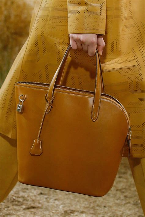 Hermès Resort 2019 Fashion Show | Trending handbag, Hermes handbags ...