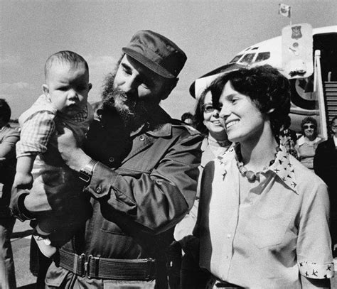 Guys, Fidel Castro Is NOT Holding Baby Justin Trudeau In This Viral Photo