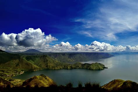 Amazing Indonesia: 15 INTERESTING FACTS ABOUT THE LAKE TOBA