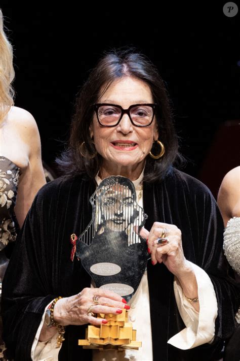 Photo : Nana Mouskouri avec son prix de la meilleure chanteuse au monde ...