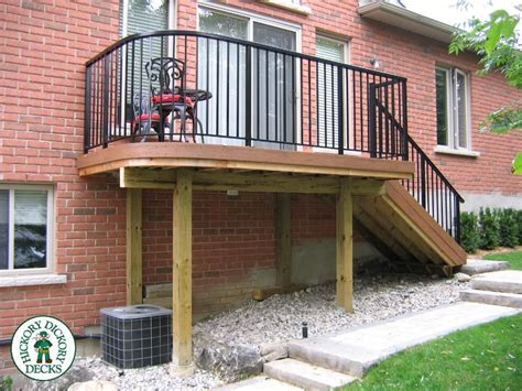 This tasteful curved deck is located in Dundas, Ontario just outside ...