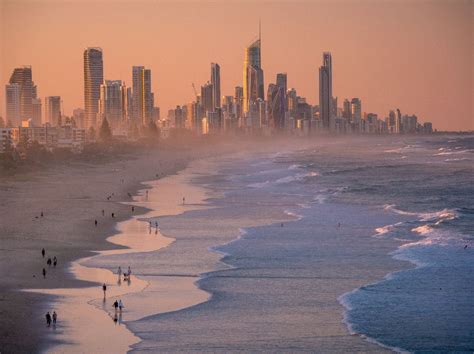 Surfers Paradise - Australia Backpackers