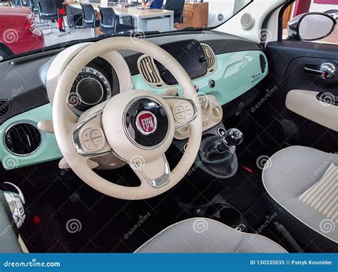 Interior Del Coche De Fiat 500 Imagen editorial - Imagen de polonia ...