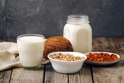 Soy Milk vs Almond Milk – Which Is Better For Lactose Intolerant?