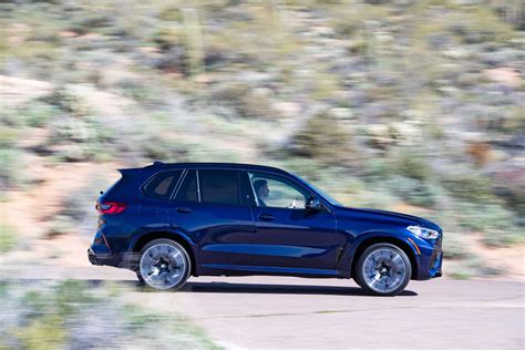 Der neue BMW X5 M Competition in Außenfarbe Tansanitblau metallic und ...