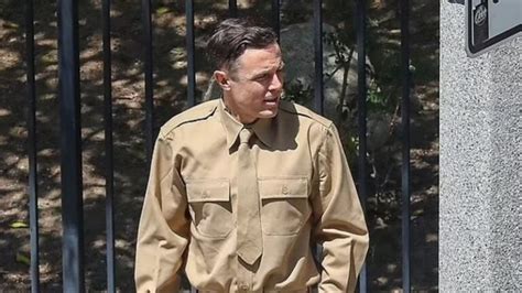 Casey Affleck é visto em set de filmagens de Oppenheimer