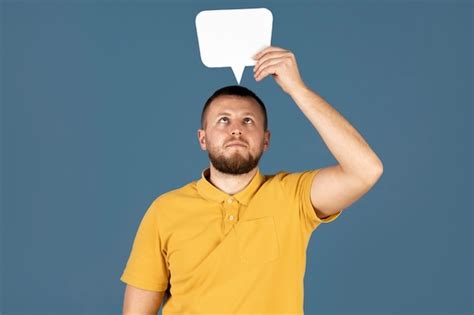 Homem segurando um balão de pensamento | Foto Grátis