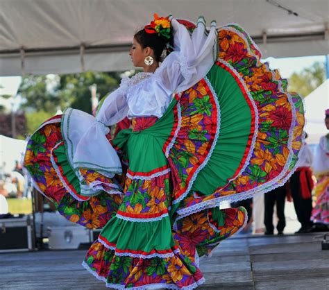 dance tipical | Mexican folklore, Traditional mexican dress, Ballet ...